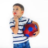 kleine jongen voetballer geïsoleerd foto