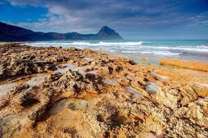 lente panorama van zee kust stad trapany. foto