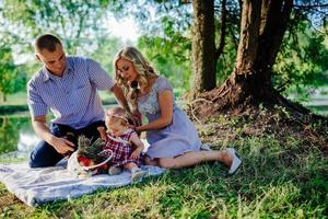 gelukkige familie loopt in het groene zomerpark foto