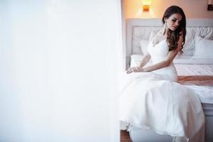 bruid zittend op het bed foto