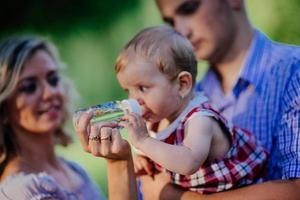 gelukkige moeder, vader en dochter in het park foto