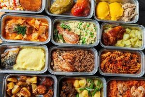 zakenlunch in eco plastic container klaar voor levering. bovenaanzicht. office lunchboxen met eten klaar om te gaan. eten neemt af. catering, ontbijt. foto