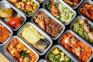 zakenlunch in eco plastic container klaar voor levering. bovenaanzicht. office lunchboxen met eten klaar om te gaan. eten neemt af. catering, ontbijt. foto