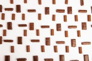 assortiment van heerlijke chocolade snoepjes achtergrond. chocolade snoep geïsoleerd. foto