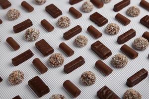 assortiment van heerlijke chocolade snoepjes achtergrond. chocolade snoep geïsoleerd. foto