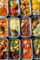 zakenlunch in eco plastic container klaar voor levering. bovenaanzicht. office lunchboxen met eten klaar om te gaan. eten neemt af. catering, ontbijt. foto