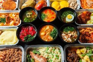 zakenlunch in eco plastic container klaar voor levering. bovenaanzicht. office lunchboxen met eten klaar om te gaan. eten neemt af. catering, ontbijt. foto