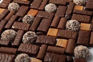 assortiment van heerlijke chocolade snoepjes achtergrond. chocolade snoep geïsoleerd. foto