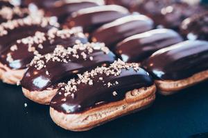 traditionele franse eclairs met chocolade. lekker toetje. zelfgemaakte cake-eclairs. zoet dessertdeeg gevuld met room. chocolade glazuur. foto