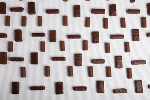 assortiment van heerlijke chocolade snoepjes achtergrond. chocolade snoep geïsoleerd. foto