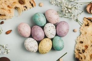 handgeschilderde pastelkleurige paaseieren achtergrond. vrolijk pasen wenskaart of uitnodiging. foto