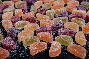verzameling kleurrijke marmeladekaarsen. sweet table met bonbonpotten. foto