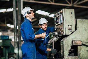 fabrieksmachine onderhoud service ingenieur team werknemer samenwerken teamwerk inspecteur in fabriek. foto