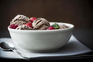 chocolade-ijs met fruit foto