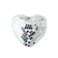 nieuwjaar of valenine dag speelgoed zilveren hart geïsoleerd op een witte background.silver hart voor vakantie. foto