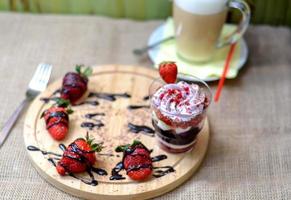 zoet Engels kleinigheidsdessert met bosbessenroom en aardbeien.bovenaanzicht foto