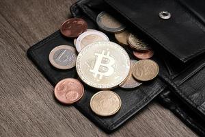 portemonnee met bitcoin euro en cent munten foto