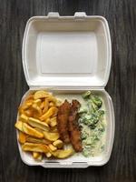 duits afhaalmaaltijden schnitzel friet broccoli foto