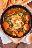 pittige en soepcurry met garnalen en groentenomelet foto