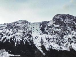 bevroren waterval hydnefossen veslehodn berg in hemsedal, noorwegen. foto
