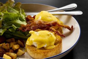 Eggs Benedict bacon ontbijt op tafel foto