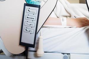 afstandsbedieningsknop van patiëntenbed in het ziekenhuis foto