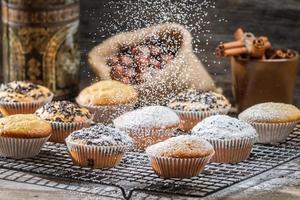 vallende poedersuiker op vanille muffins