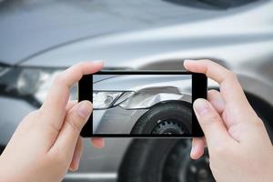 vrouw met behulp van mobiele smartphone foto maken auto-ongeluk ongeval