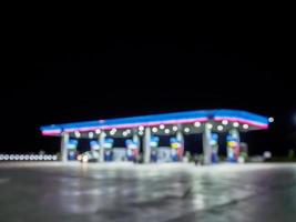 wazig tankstation 's nachts foto