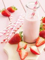 melk met verse aardbeien