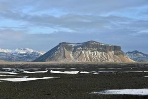 berg nabij de zuidwestkust van ijsland foto