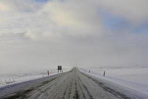eindeloze besneeuwde weg in ijsland foto