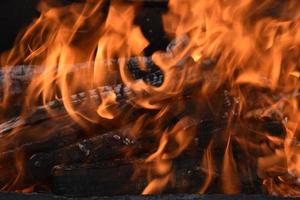 laaiend brandhout in de vuurkolen foto