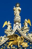 marmeren beelden bovenop de basiliek en de kathedraal van san marco in venetië, italië foto