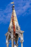 standbeelden op de top van de basiliek van San Marco in Venetië, Italië foto
