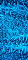close-up van noodle getextureerde blauwe microfiber mop tapijt. foto