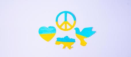 steun voor oekraïne in de oorlog met rusland, symbool van vrede met de vlag van oekraïne. bid, geen oorlog, stop oorlog, sta achter Oekraïne en nucleaire ontwapening foto