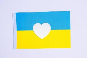steun voor oekraïne in de oorlog met rusland, symbool van hart met vlag van oekraïne. bid, geen oorlog, stop oorlog en sta achter Oekraïne foto
