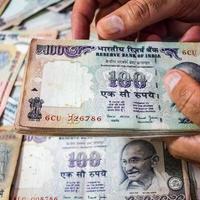 oude bankbiljetten van honderd roepie gecombineerd op tafel, Indiaas geld op de draaiende tafel. oude Indiase bankbiljetten op een roterende tafel, Indiase valuta op tafel foto