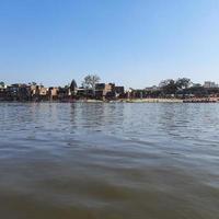 Uitzicht op de yamuna-rivier vanaf de boot in de dag bij vrindavan, krishna-tempel kesi ghat aan de oevers van de yamuna-rivier in de stad vrindavan, varen op de yamuna-rivier vrindavan foto