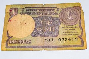 zeldzame oude Indiase roepie munt biljet op witte achtergrond, regering van india één roepie oude bankbiljet Indiase valuta, oude Indiase valuta biljet op tafel foto