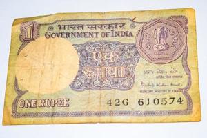 zeldzame oude Indiase roepie munt biljet op witte achtergrond, regering van india één roepie oude bankbiljet Indiase valuta, oude Indiase valuta biljet op tafel foto