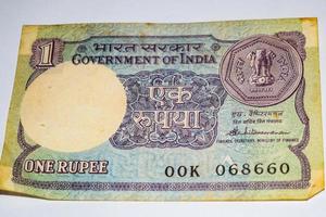 zeldzame oude Indiase roepie munt biljet op witte achtergrond, regering van india één roepie oude bankbiljet Indiase valuta, oude Indiase valuta biljet op tafel foto