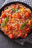 Italiaans eten: pasta met groenten close-up. verticaal bovenaanzicht foto