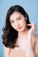 aantrekkelijke jonge Aziatische vrouw met frisse huid. gezichtsverzorging, gezichtsbehandeling, vrouw schoonheid huid geïsoleerd op een witte achtergrond. cosmetologie, schoonheidshuid en cosmetisch concept foto