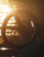 fietswiel bij zonsondergang foto