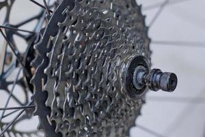 fietsreparatie- en reinigingsproces, fietsonderdelen close-up, fietsworkshop foto