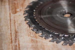close-up van timmermansgereedschap op tafel in de wokshop, houtbewerkingsgereedschap foto