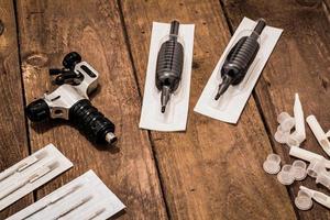 accessoires voor tattoo, tattoo artist tools in salon foto