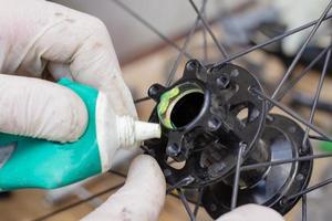 fietsreparatie- en reinigingsproces, fietsonderdelen close-up, fietsworkshop foto